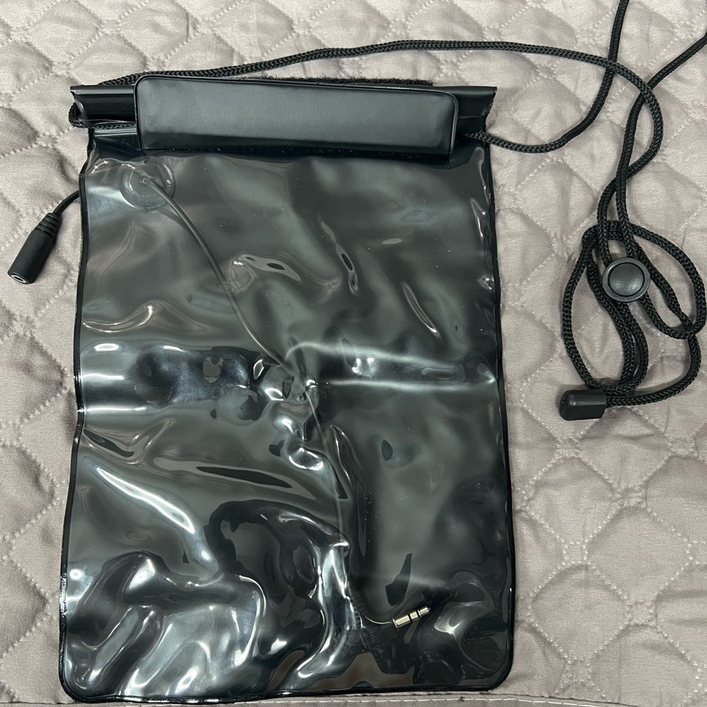 🥰 4/$25- Black Waterproof Phone Pouch